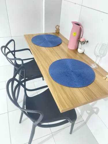 Mesa 1,20 com 2 cadeiras plásticas
