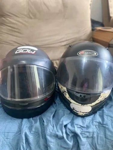 2 capacetes por $80 reais