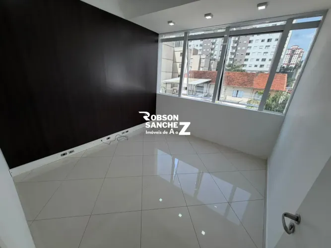 Sala comercial a venda com 1 banheiro e 1 vaga, 37m², excelente localização, em frente pad