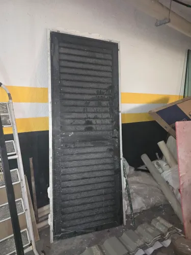 Porta de aluminio preta