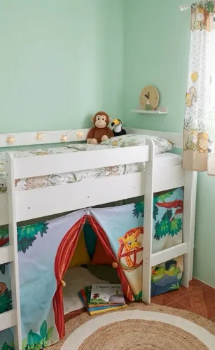Cama alta com cabaninha