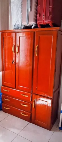 Guarda roupa de madeira envernizado