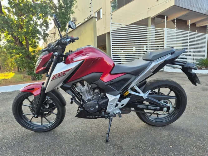 Vendo Honda CB 300F Twister 25/26