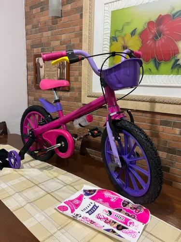 Bicicleta aro 16 Barbie com rodinhas, garrafa e adesivos