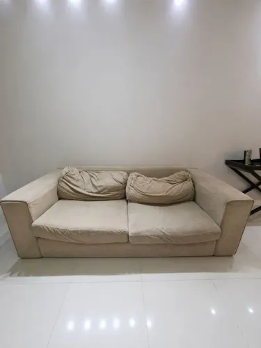 Sofá 2 lugares em tecido suede marrom <br>Almofadas com capas removíveis para lavagem