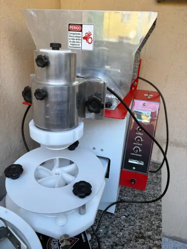 Vendo uma máquina de fazer salgado