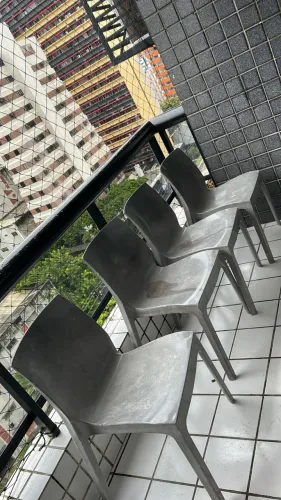 Conjunto de cadeiras de resina com design moderno