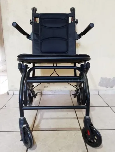 Cadeira de rodas dobrável