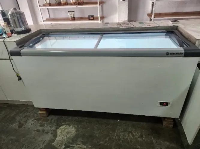 Freezer expositor metalfrio nf55, com led e controlador digital de temperatura