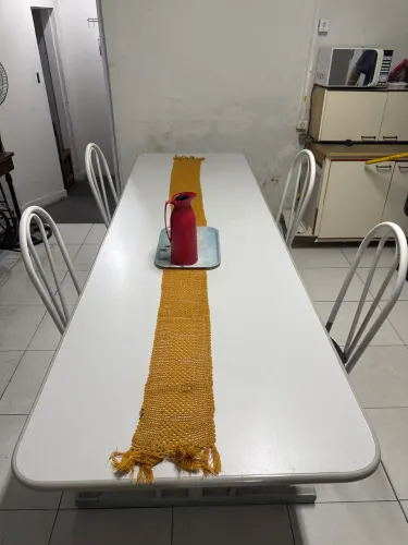mesa comprida com 4 cadeiras