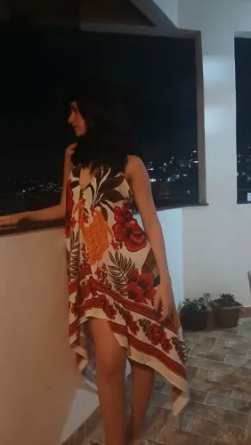 Vestido floral estilo farm, decote nas costas.
