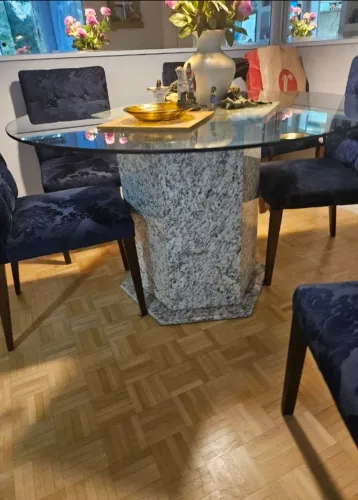 Mesa de jantar redonda com suporte em mármore com 6 cadeiras