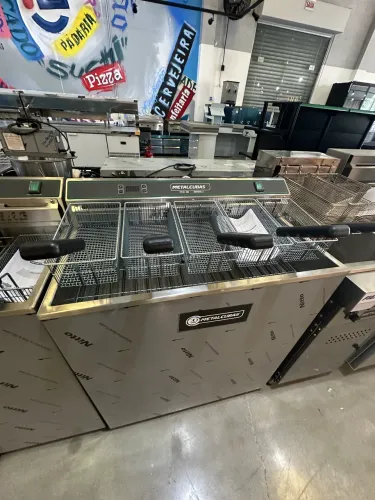 Fritadeira elétrica 5 cestos 10000w zona fria painel digital - metalcubas