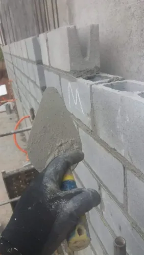 Eu trabalho de pedreiro na empreitada bloqueiro 