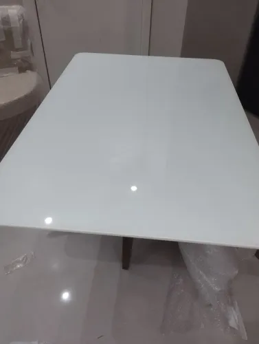 Mesa de vidro Branca ,somente mesa sem cadeiras 