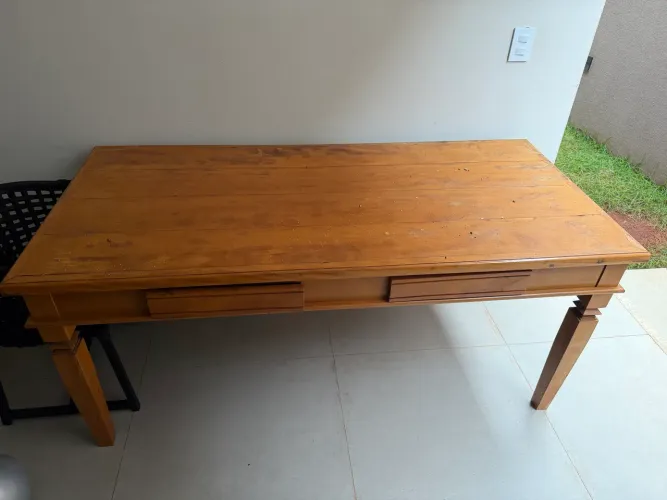 Mesa de Peroba