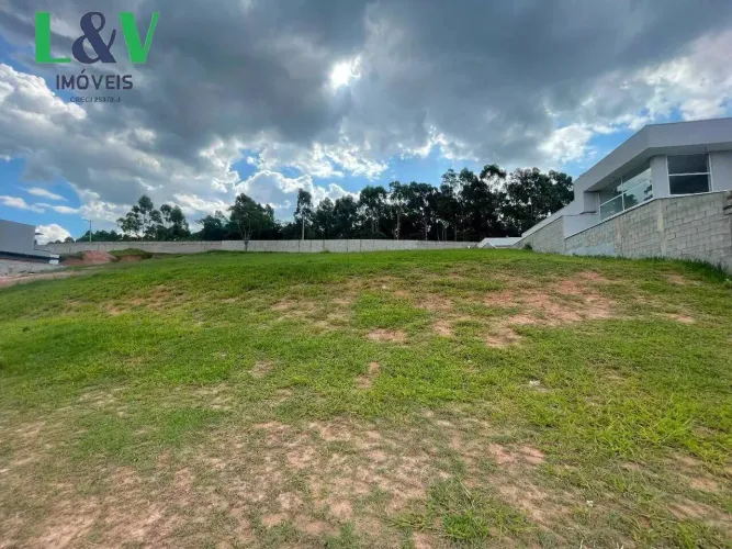Excelente terreno com pequeno aclive no condomínio Villa D'oro