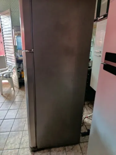 Vende se um geladeira Eletrolux com defeito parou de funcionar 