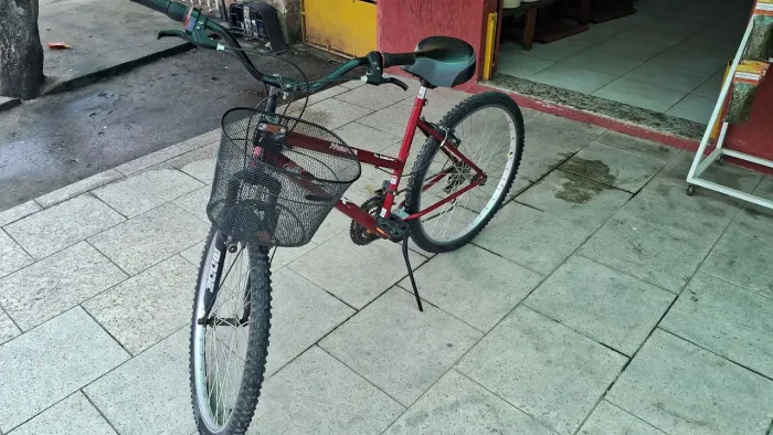 Bicicleta Aro 26 com Cestinha - 18 Marchas - Quase Nova!