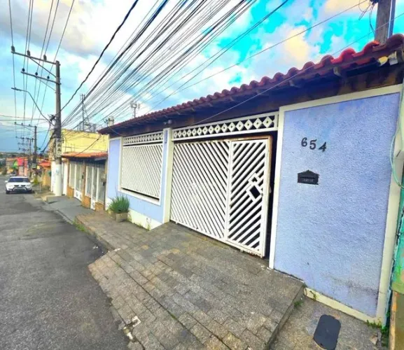 Casa com 3 Quarto(s) e 1 banheiro(s) para Alugar, 360 m² por R$ 3500 / Mês