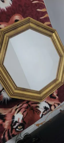 Espelho com moldura dourada 
