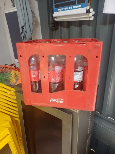 Caixa completa com 9 garrafas retornáveis da coca cola