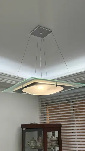 Lustre Pendente Moderno em Vidro e Aço - Elegância para sua Sala de Jantar