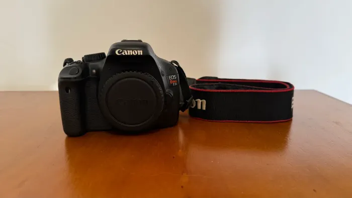 Canon EOS Rebel T2i (somente corpo) Excelente estado