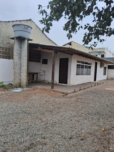 Casa com um quarto amplo, pátio de 300 m², garagem e aceita pet ? Areias