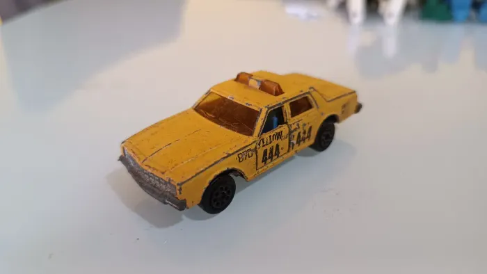 Miniatura Chevrolet Impala Taxi da marca Majorette, modelo de número 240 - 1987
