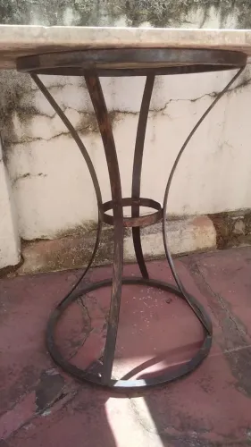 Mesa em marmore e ferro