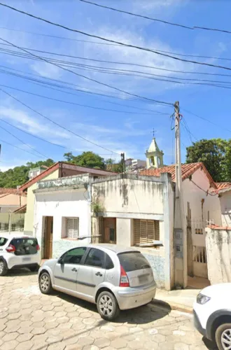 Casa a venda no centro de Paraibuna/sp. 3 quartos , banheiro , quintal .