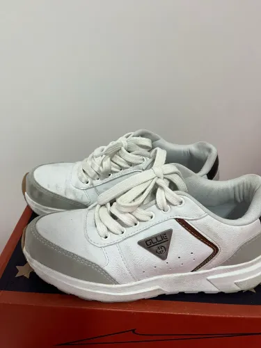 Vendo tênis semi novo