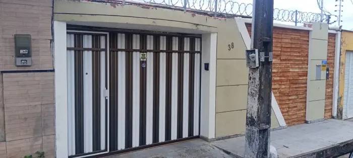 CASA SEM MOBÍLIA COM 3 QUARTOS E ENERGIA SOLAR REGIÃO DA COHAB