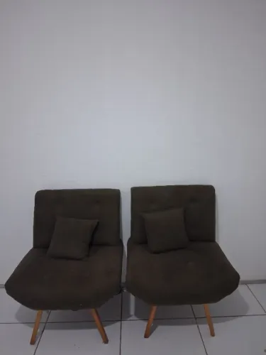 2 poltronas com almofadas