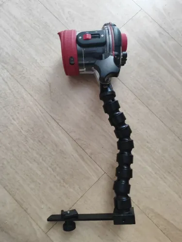 Flash subaquático INTOVA ISS 2000 com braço articulado e base. Impecável!