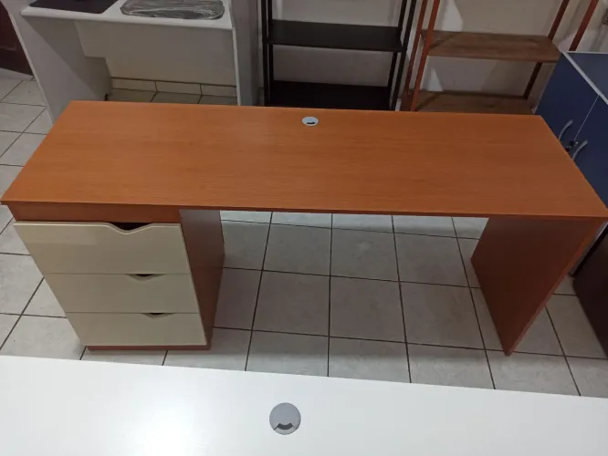 Mesa com 3 gavetas para escritório