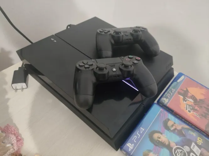 Playstation 4 Fat com dois controles 