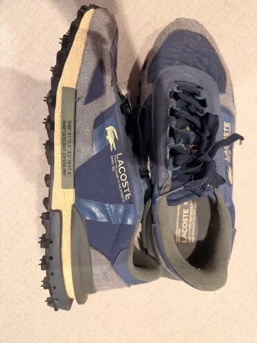 Tênis Lacoste Elite Active (na combinação de cores Azul Marinho/Cinza/Cáqui).