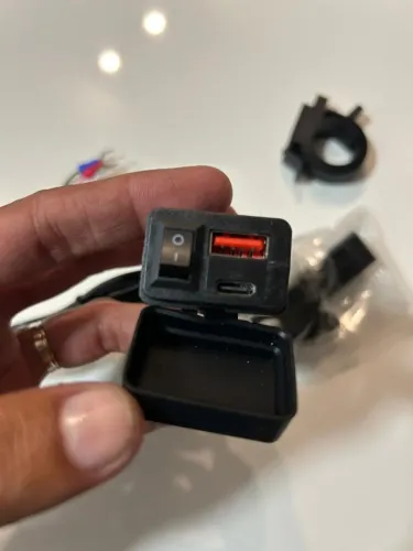 Carregador USB-C Turbo pra moto