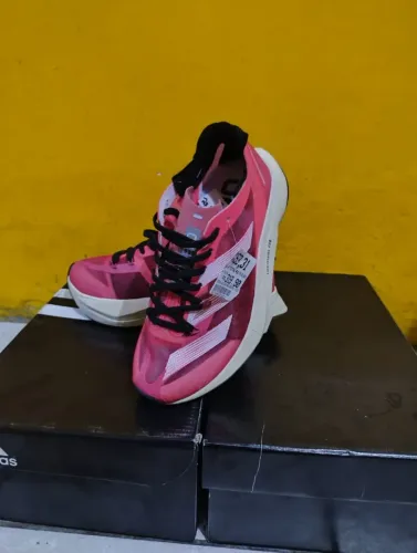 Tênis Adidas original de R$319 por R$250, tamanho 35