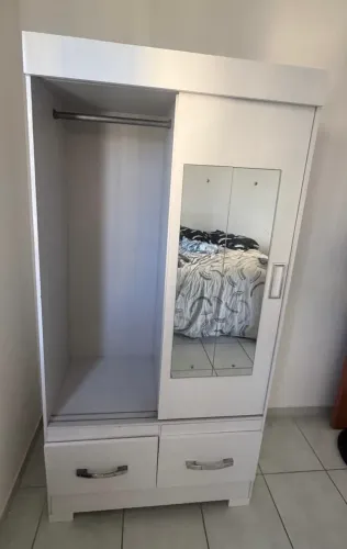 Guarda Roupa Pequeno Em Perfeito Estado