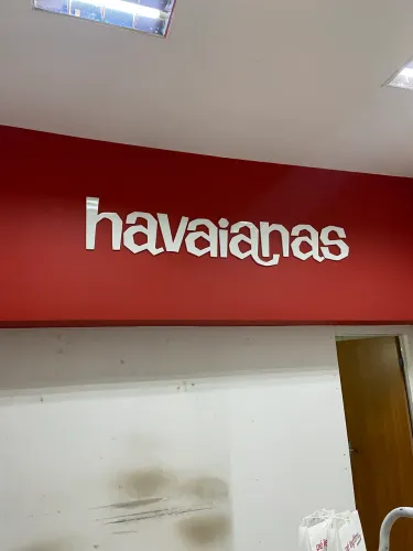 Letreiro havaianas com a fonte original