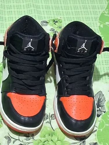TÊNIS NIKE AIR JORDAN SEM AS PALMILHAS E COM PEQUENAS MARCAS NO SOLADO