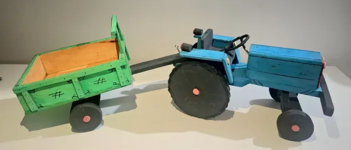Brinquedo artesanal ou item de decoração em forma de um trator