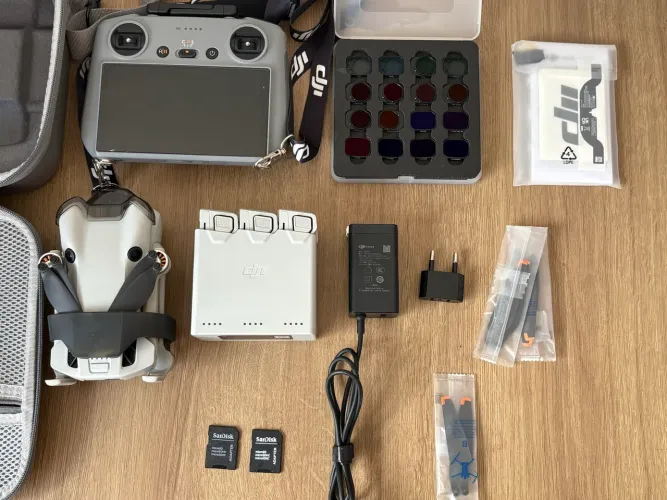 DJI Mini 4 Pro Fly More Combo, com bastante acessórios