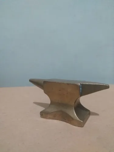Bigorda antiga de latão com banho de bronze