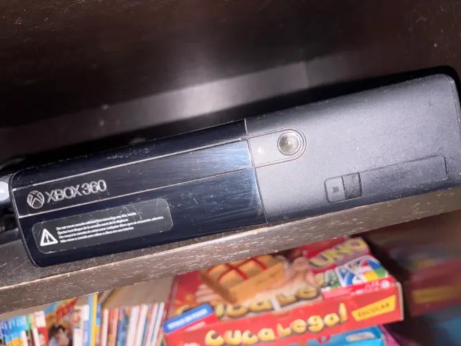 Xbox 360 + 2 controles +8 jogos 