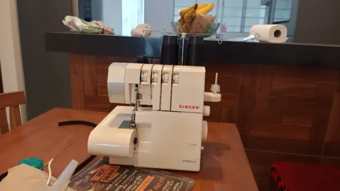 Máquina de costura overloque Singer