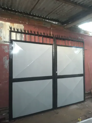 Vende-se um portao de 2 banda no precinho interessado é só fala